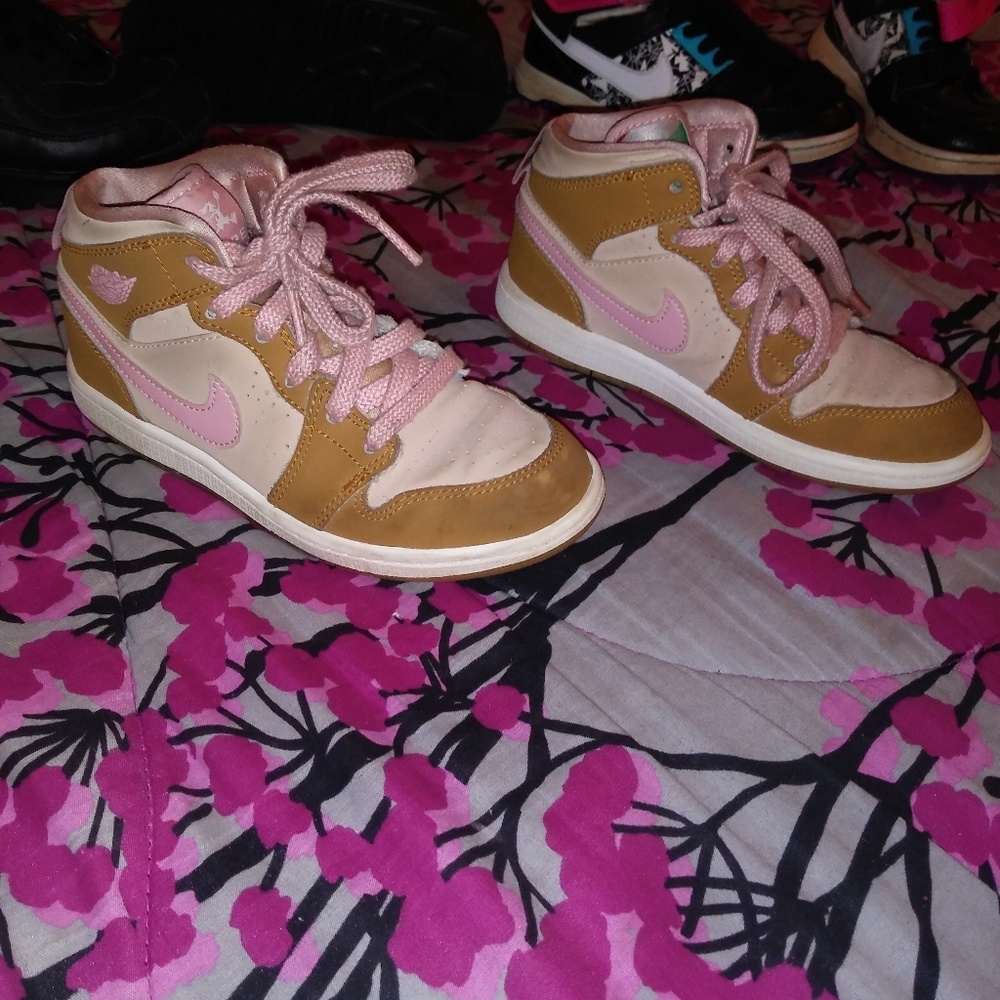 Retro one's hare air jordans